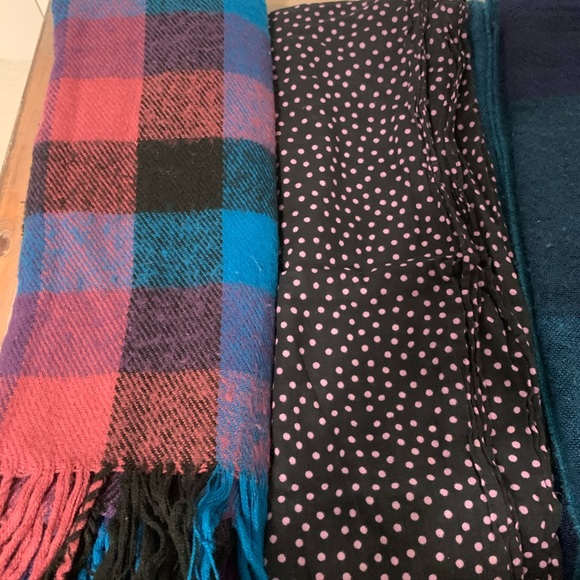 Bundle of 5 scarves - Picture 2 of 4